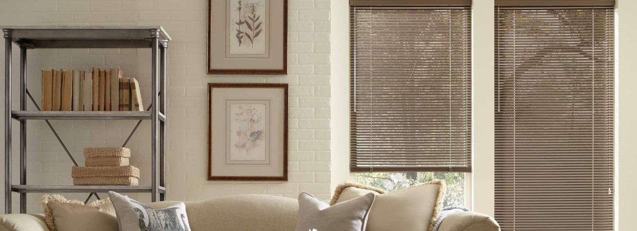Choosing wood and metal blinds for homes near Phoenix, Oregon (OR), for an inviting look.